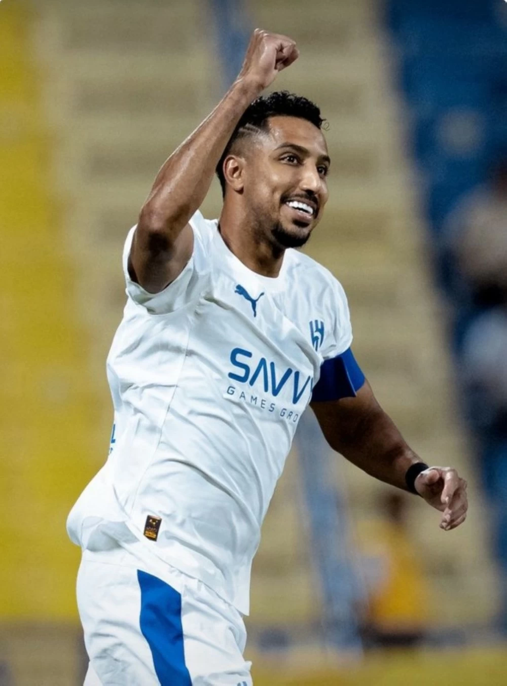 قائد فريق الهلال سالم الدوسري محتفلا بالهدف الأول لفريقه في شباك الغرافة القطري