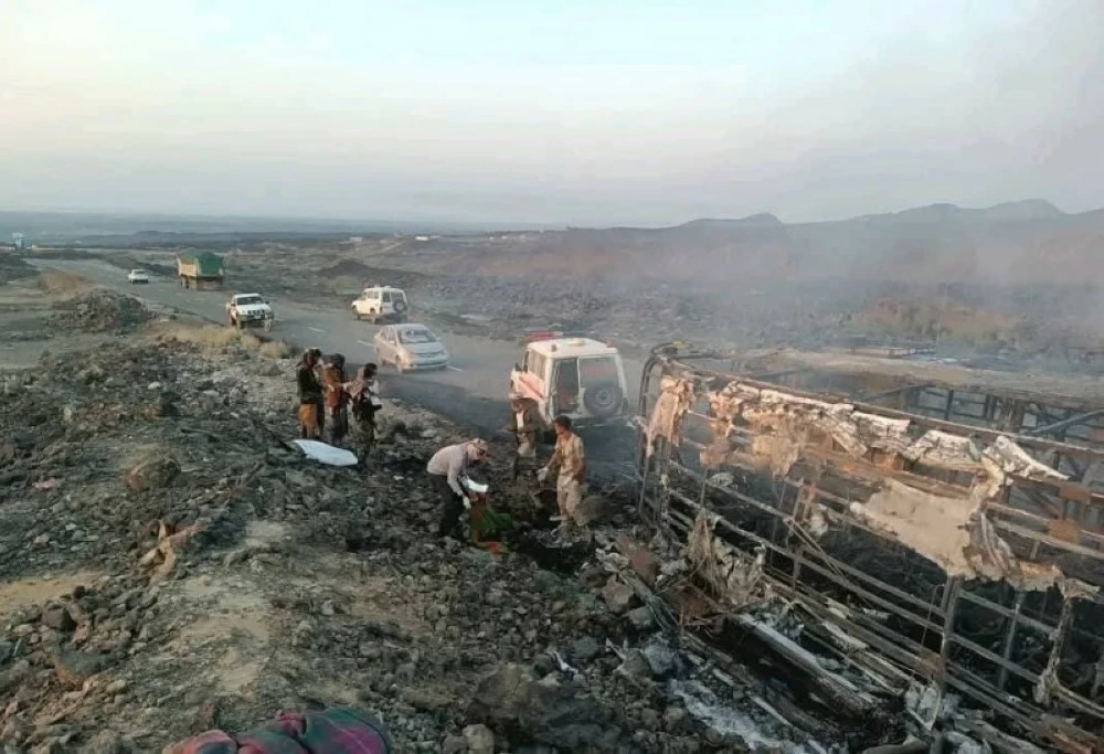 تصادم حافلة وسيارة في أبين