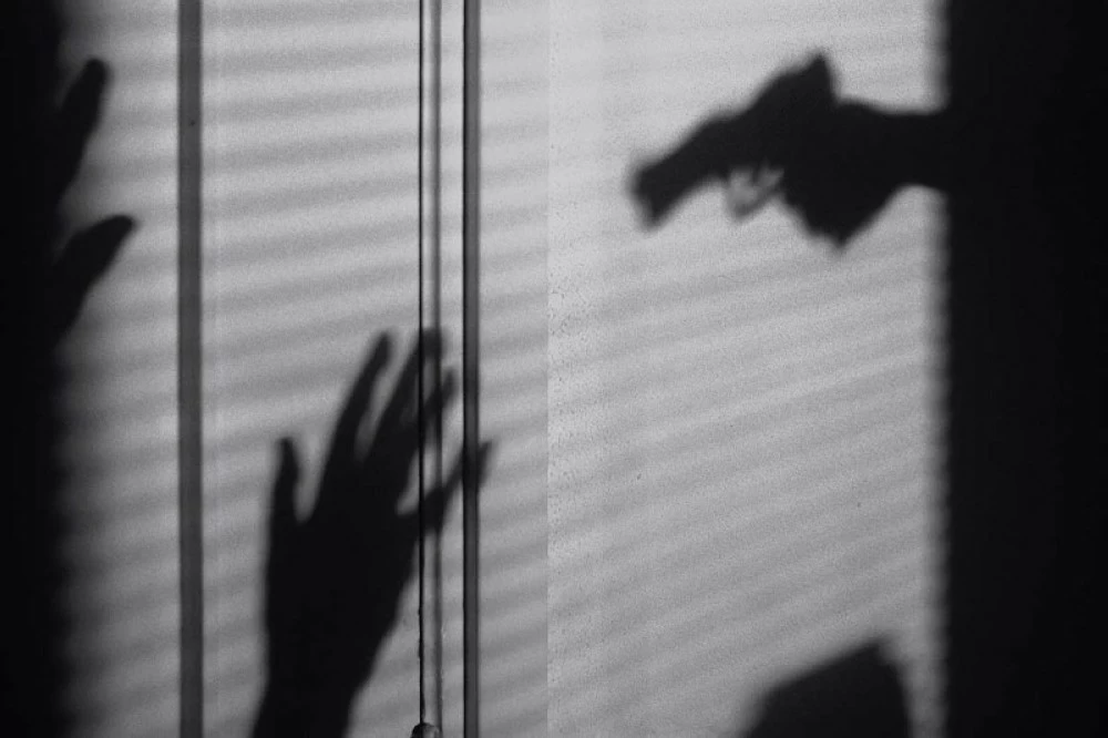 «وكيل لاعبين» يرفع السلاح في وجه لاعب دولي شاب!