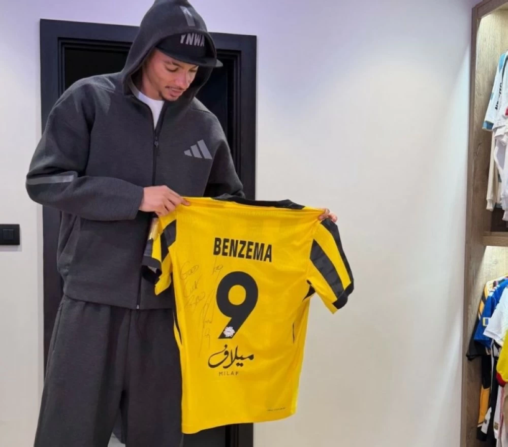 من بنزيما إلى مهاجم ليفربول.. هدية «عابرة للقارات».