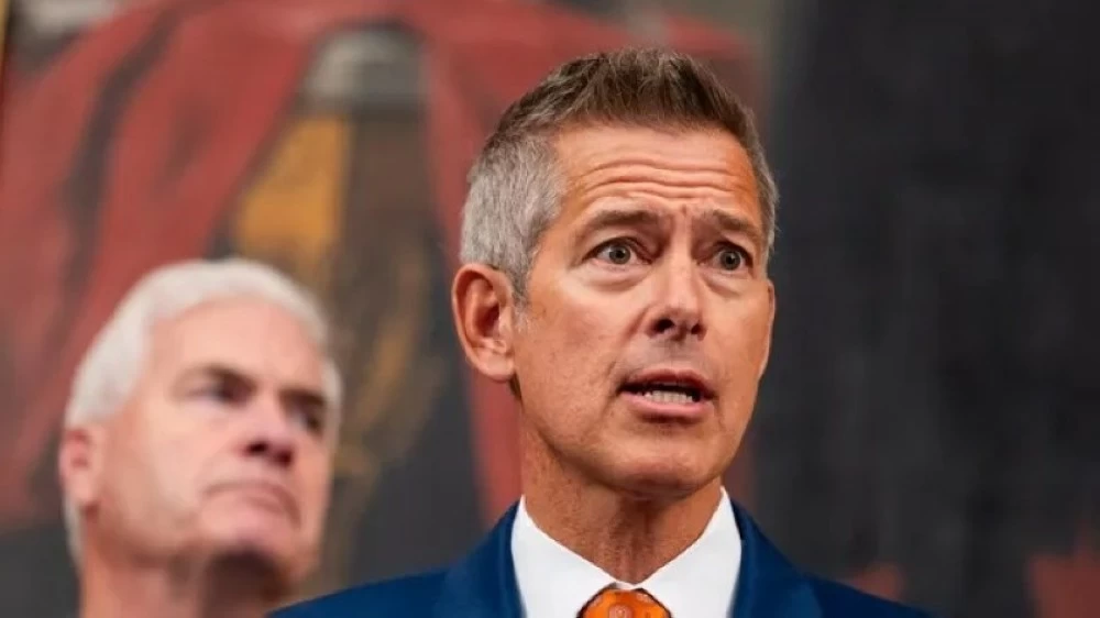 وزير النقل الأمريكي شون دافي خلال مؤتمر صحفي في الكونغرس