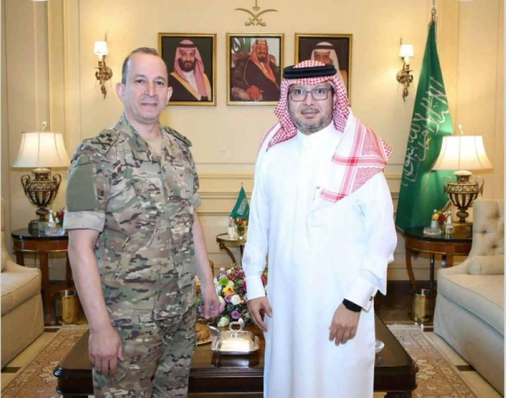 يستقبل قائد الجيش اللبناني.
