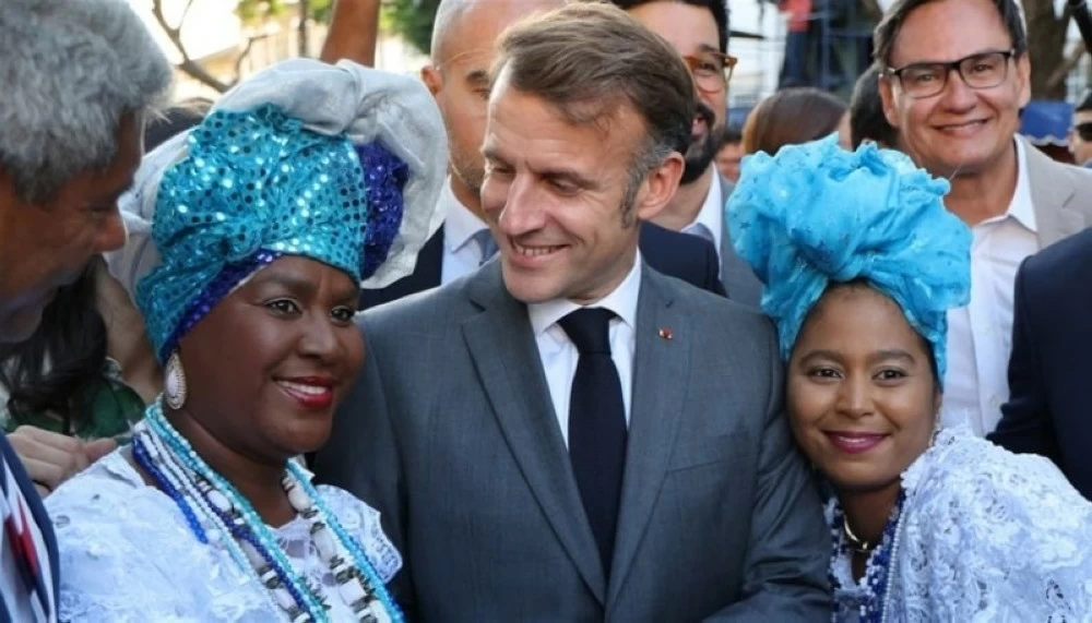 ماكرون يعانق جماهير البرازيل