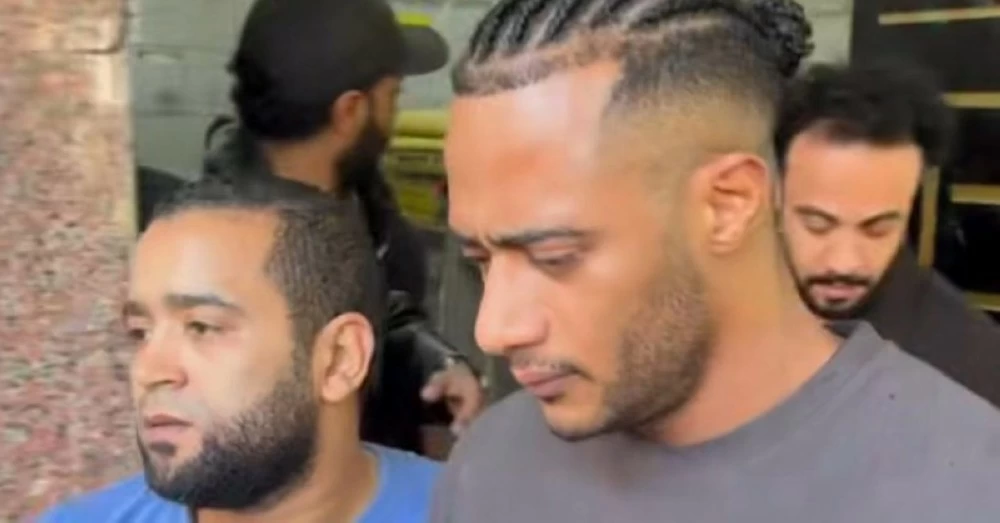 محمد رمضان ينهار في وداع والده وسط دعم الفنانين والأصدقاء