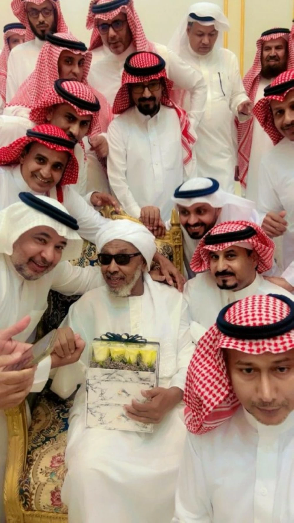 بعد نصف قرن.. طلاب الليث يردّون الجميل لمعلمهم عمر أبشر