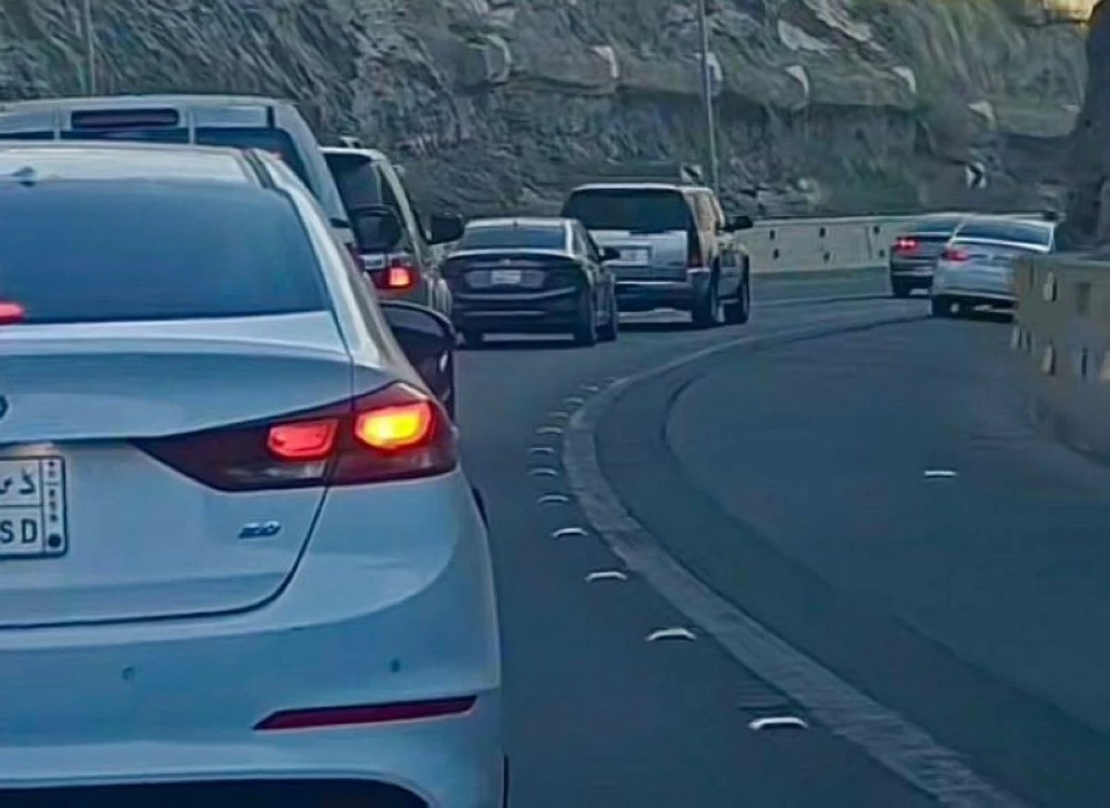 زحام مروري في عقبة ضلع للاستمتاع بالأجواء الدافئة