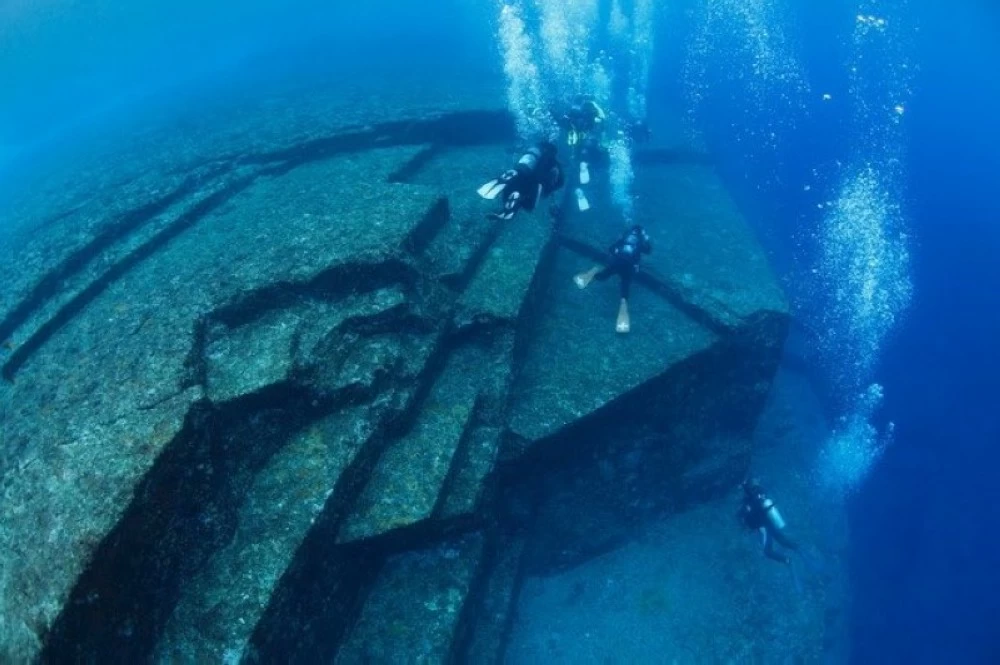 لغز المحيط الهادئ.. هرم بحري عملاق في اليابان يتحدى أهرامات الجيزة