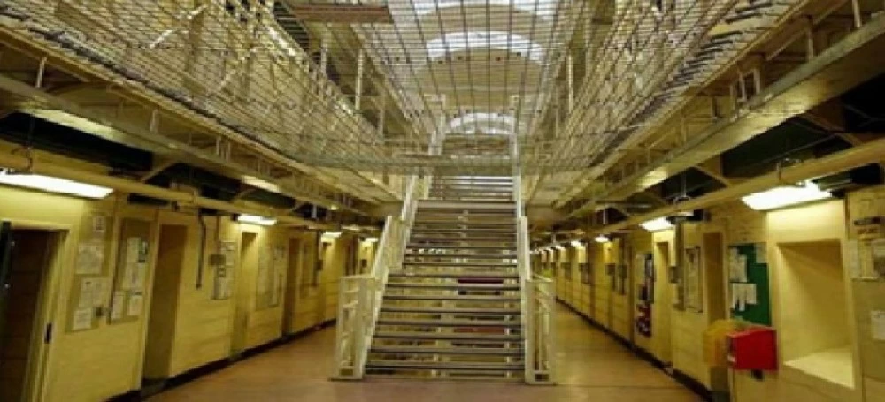 سجناء ينتقمون من قاتل طفلة ويقتلونه داخل السجن