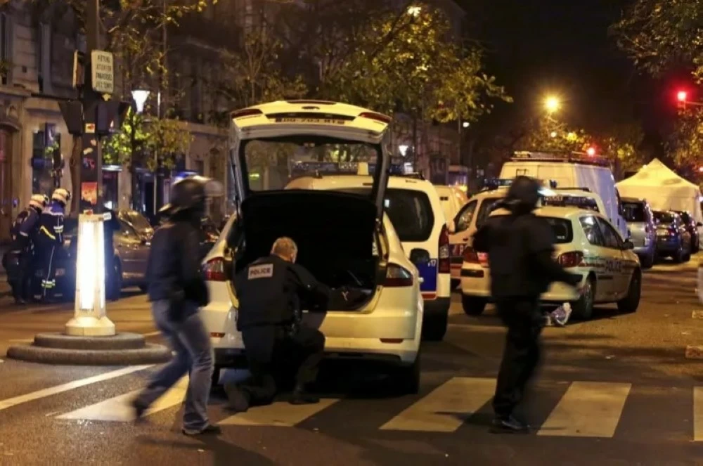 عناصر الشرطة الفرنسية في محيط مسرح للحفلات الموسيقية في باريس.