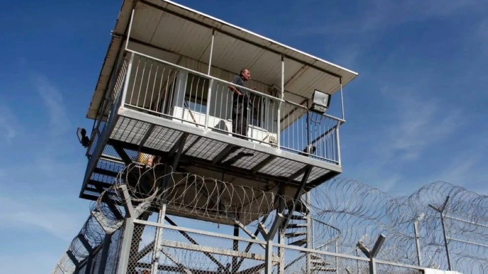 في ظلام سجن تحت الأرض.. حيث يتنفس الأسرى العتمة