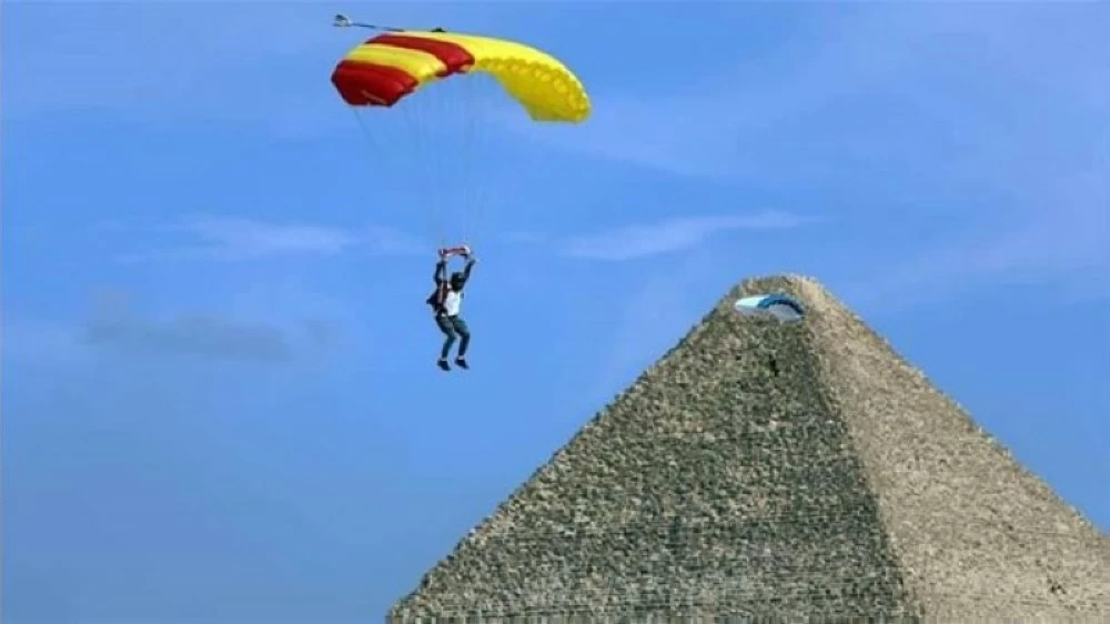 سقوط سياح من السماء في حي شعبي بالجيزة!