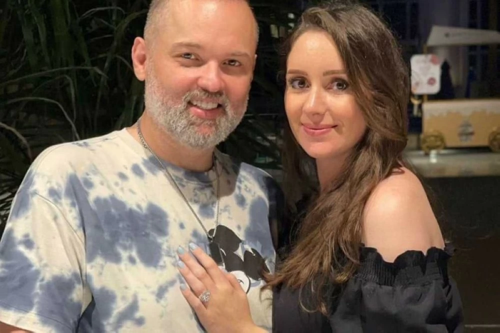 محمد محمود عبدالعزيز وزوجته.