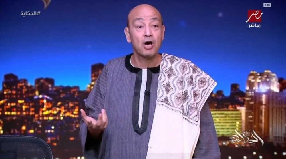 عمرو أديب يفاجئ الجمهور بـ«جلباب بلدي» على الهواء.