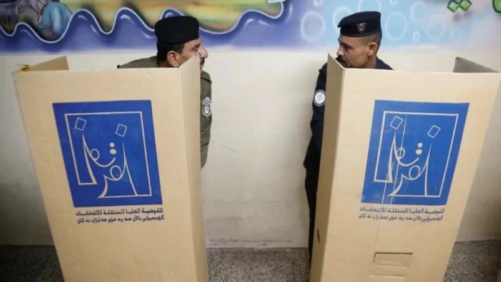 أفراد الأمن العراقي يدلون بأصواتهم في مركز اقتراع بالموصل.