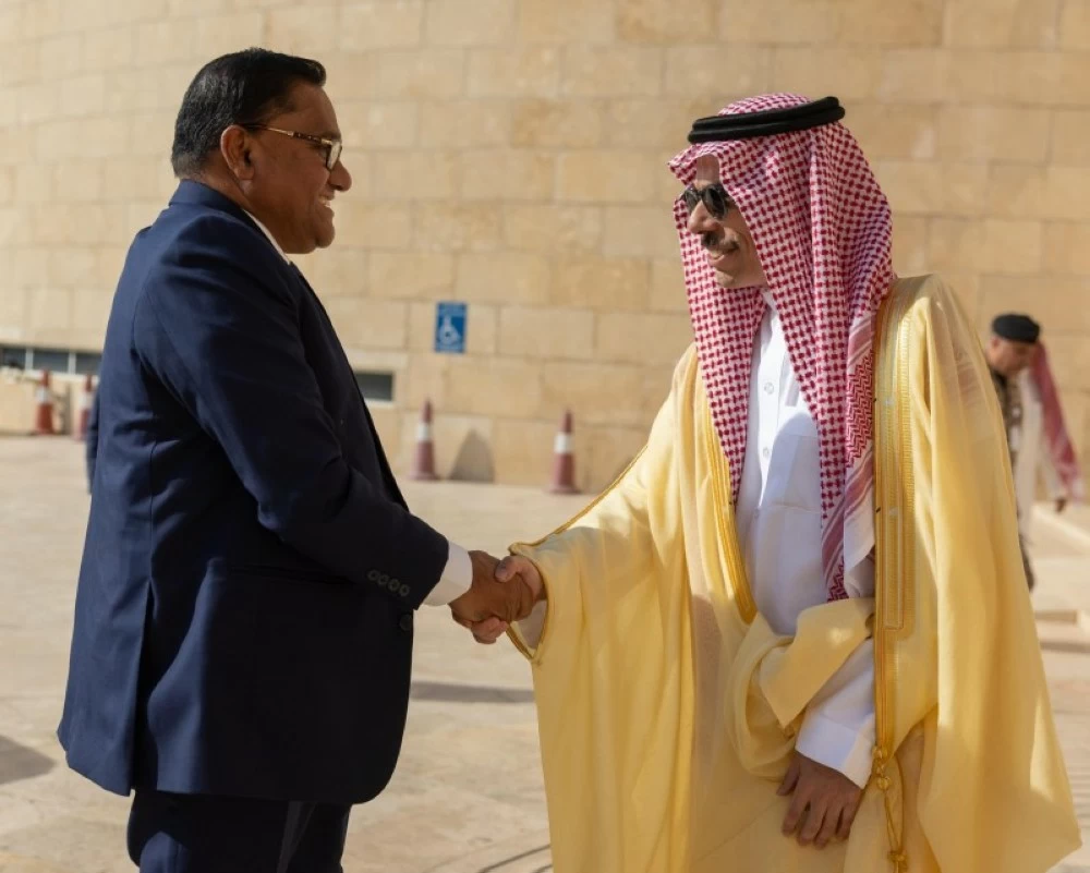 وزير الخارجية يستقبل نظيره السريلانكي