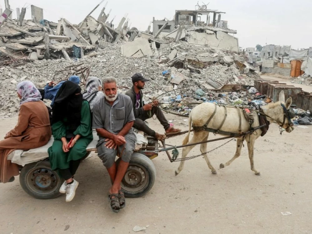 مدنيون في غزة يبحثون عن مأوى في ظل الدمار