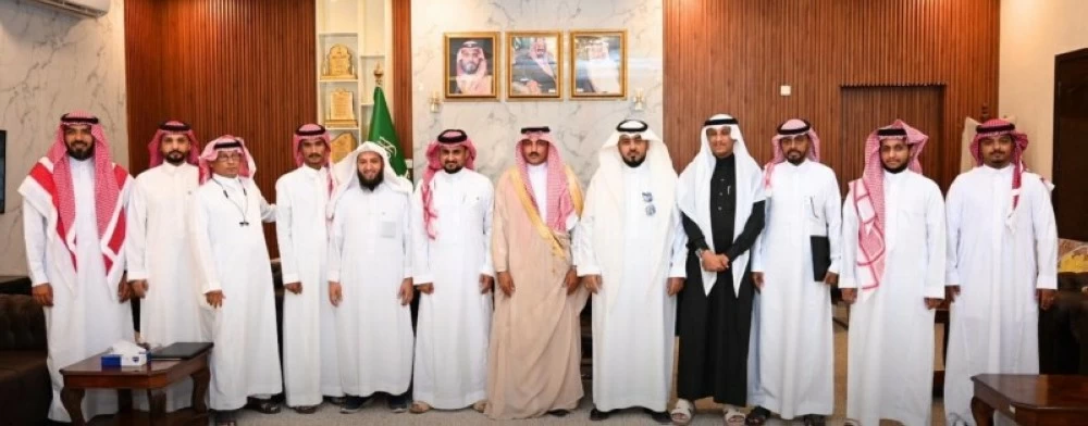 محافظ صامطة خلال استقباله رئيس رابطة الهواة بجازان وممثل الرابطة بالمحافظة.