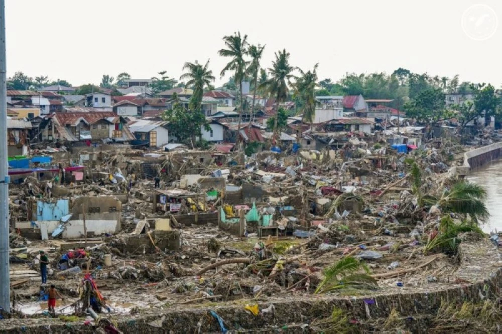 فيديو: لحظات تحبس الأنفاس.. فتاة تقاوم الفيضان في الفلبين