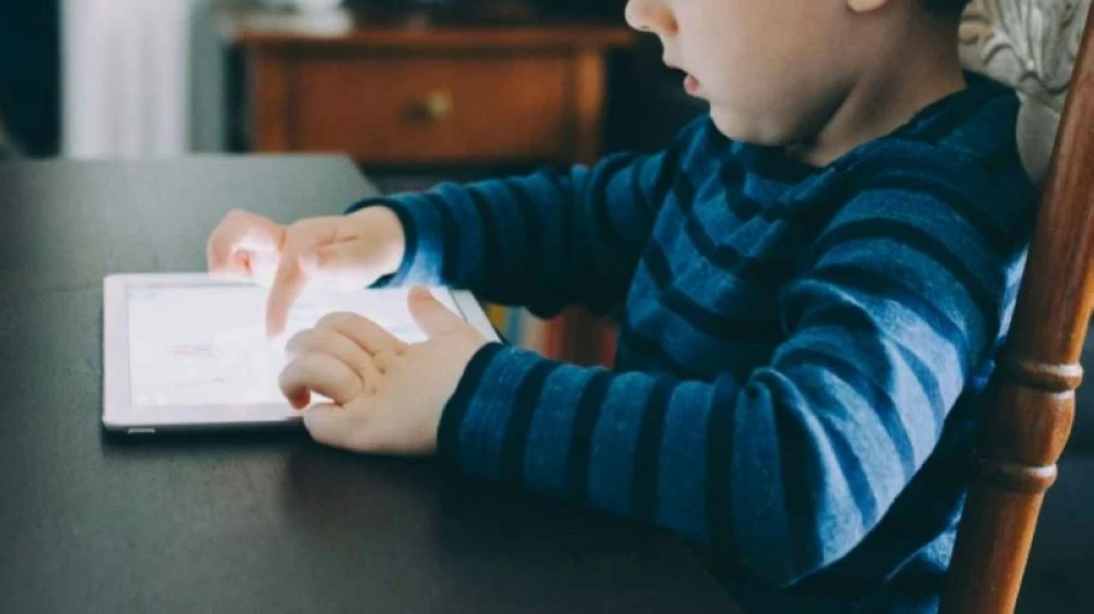 نهاية طفولة رقمية.. الدنمارك تحظر «التواصل» على الأطفال دون 15 عامًا!