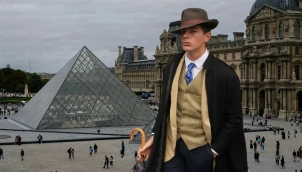 ببدلة أنيقة وقبعة كلاسيكية.. «المحقق الصغير» يخدع العالم في باريس! 2611926