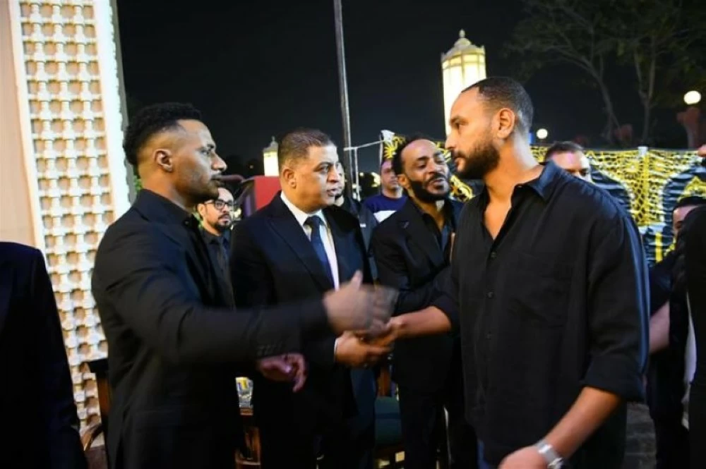 عدد من الفنانين خلال تقديمهم العزاء للفنان المصري محمد رمضان.