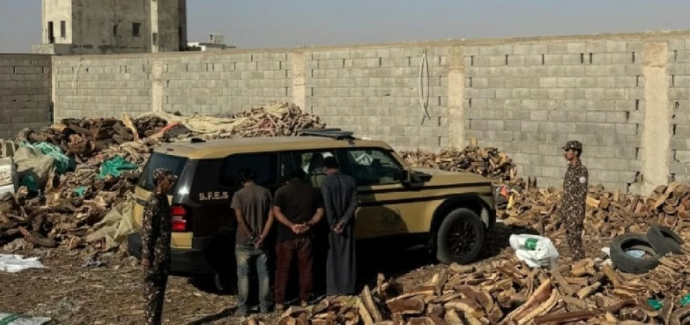 «الأمن البيئي» تضبط (3) مقيمين مخالفين لنظام البيئة لارتكابهم مخالفة تخزين الحطب المحلي