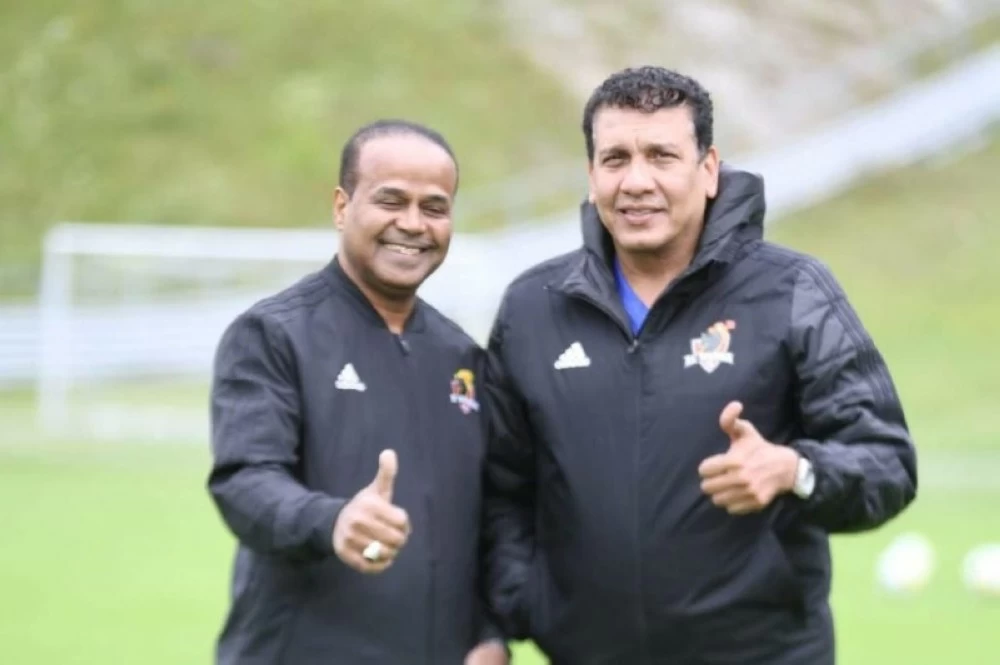 المدير التنفيذي لكرة القدم بنادي الوحدة عبدالله خوقير ومدير الفريق عصمت بابكر.