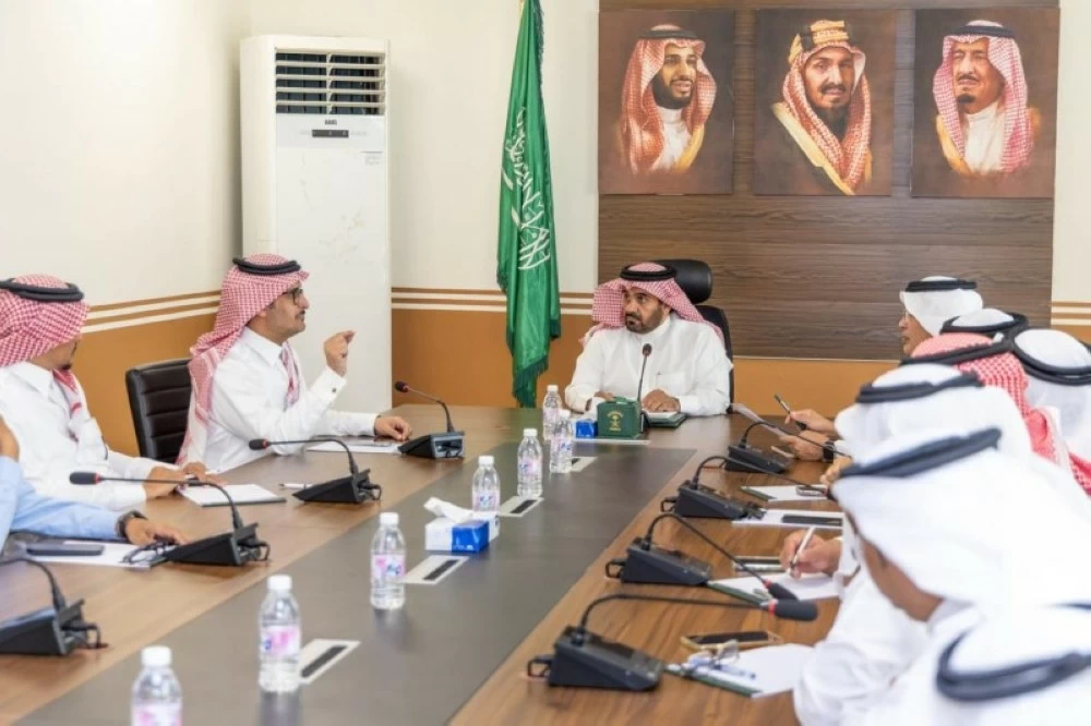 محافظ محايل يرأس اجتماع برنامج المدن الصحية