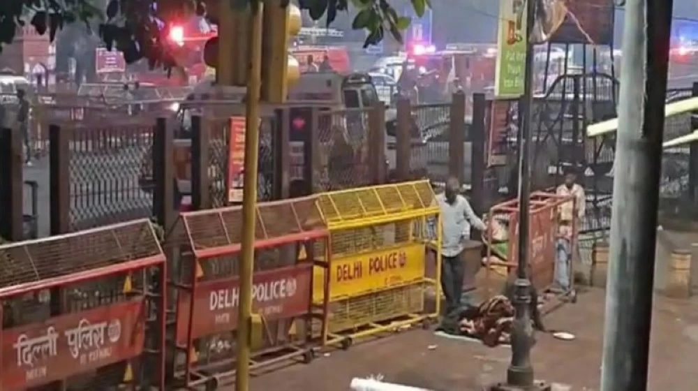 الشرطة تطوق مكان الانفجار وتنشر الحواجز.