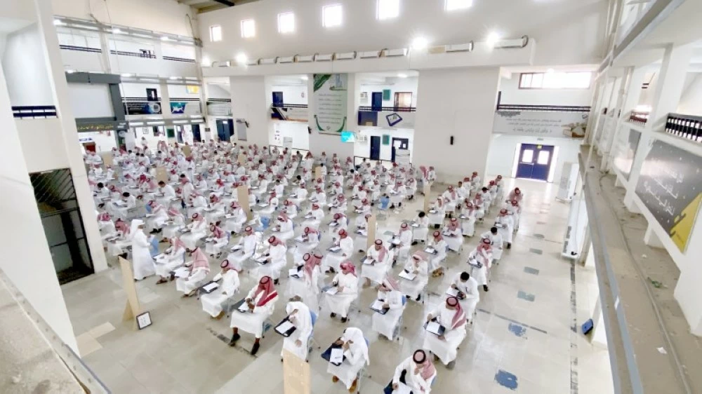 
طلاب بالمرحلة الثانوية أثناء تأديتهم اختباراتهم النهائية للعام الدراسي الماضي. (واس) 