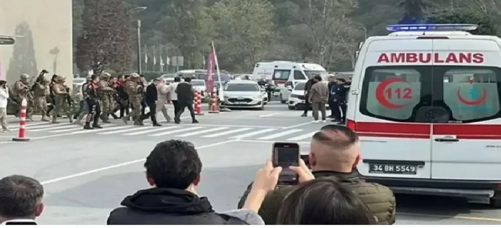 رجل مسلّح يقتحم قناة تركية مطالباً بالاعتذار لزوجته