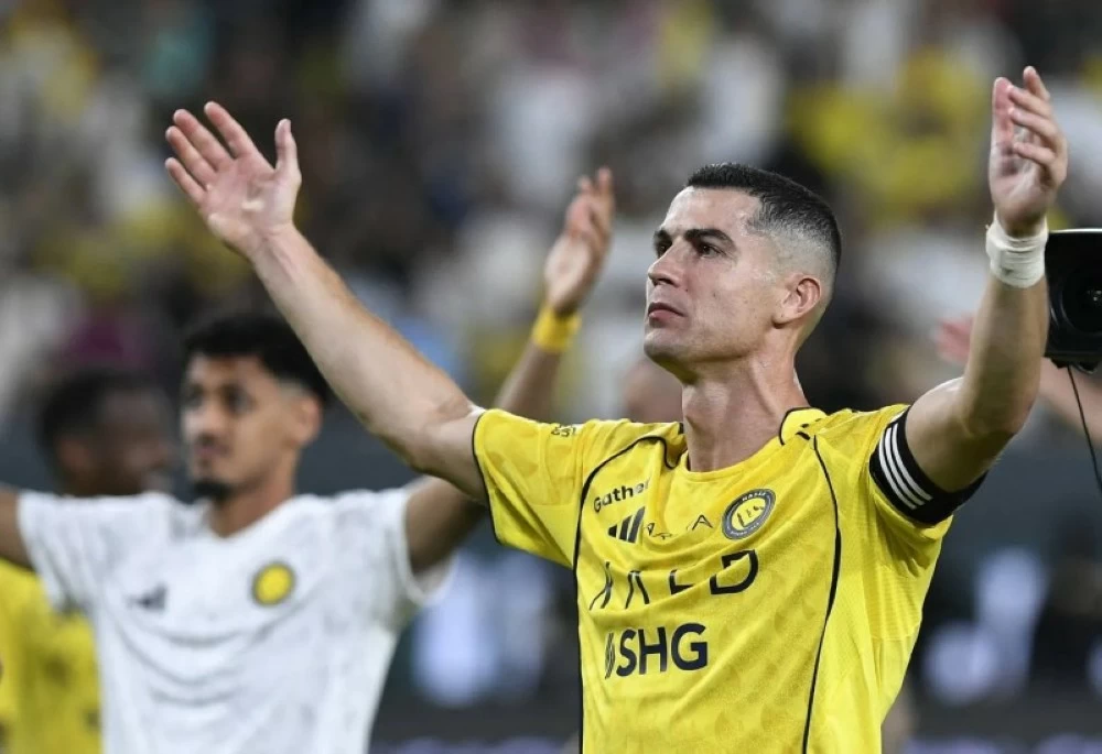 النجم البرتغالي كريستيانو رونالدو يكشف عن نيته اعتزال كرة القدم في غضون عامين.