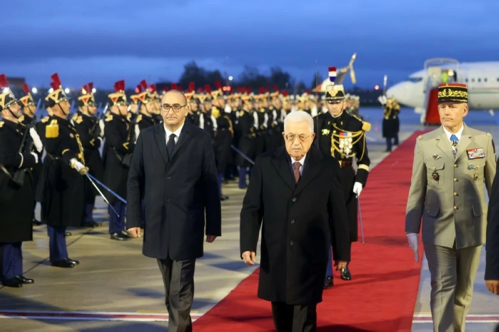 عباس يصل باريس.