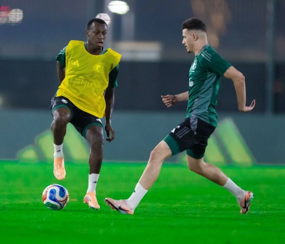 سعود عبدالحميد يواجه عبدالله الحمدان في تدريبات المنتخب السعودي بجدة