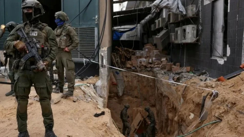 جنود الاحتلال بجوار أحد الأنفاق.