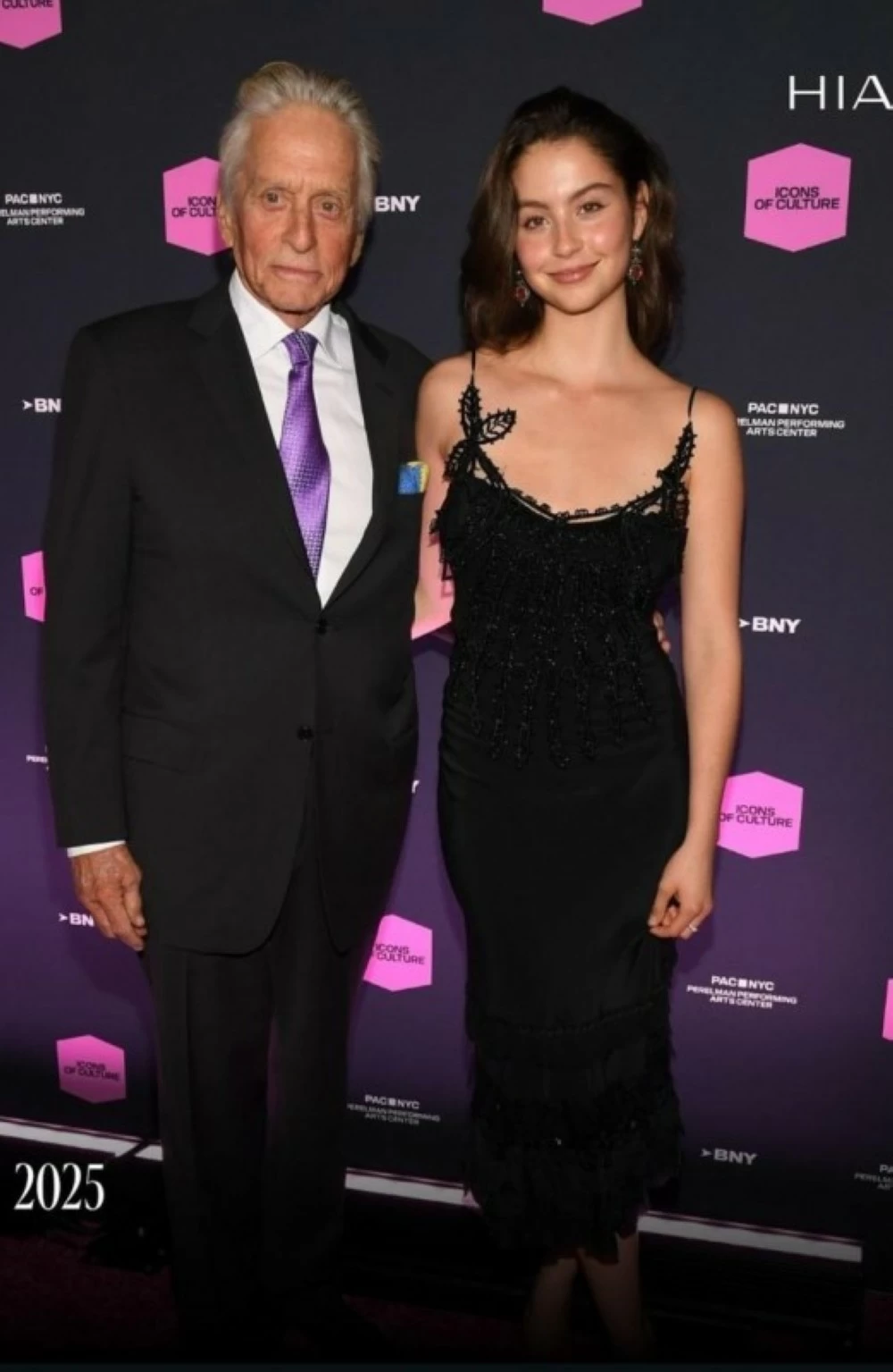 ابنة كاثرين زيتا جونز تُعيد إحياء فستان والدتها بعد 20 عاماً