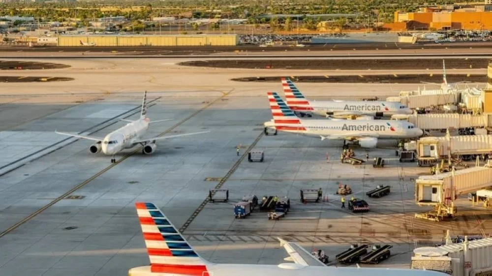 مجموعة طائرات متوقفة في أمريكا (آيستوك)