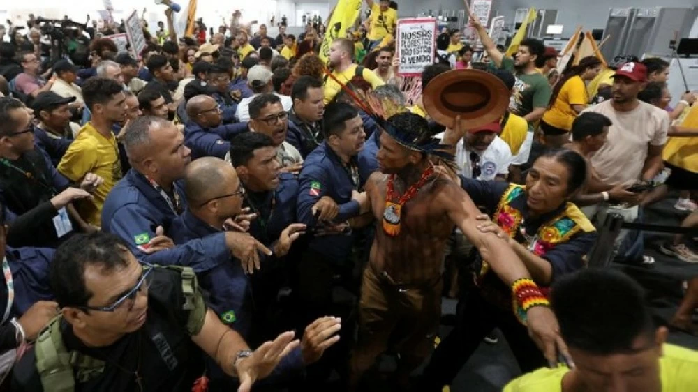 سكان الأمازون الأصليون يثيرون فوضى في COP30 احتجاجا على «سرقة غاباتهم»