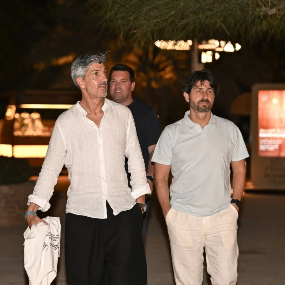 مدرب الشباب إيمانويل الغواسيل ومساعدوه.