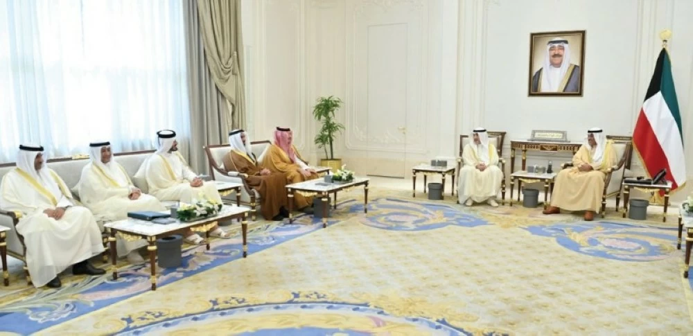 ولي عهد الكويت خلال استقباله وزير الداخلية الأمير عبدالعزيز بن سعود ووزراء داخلية مجلس التعاون.