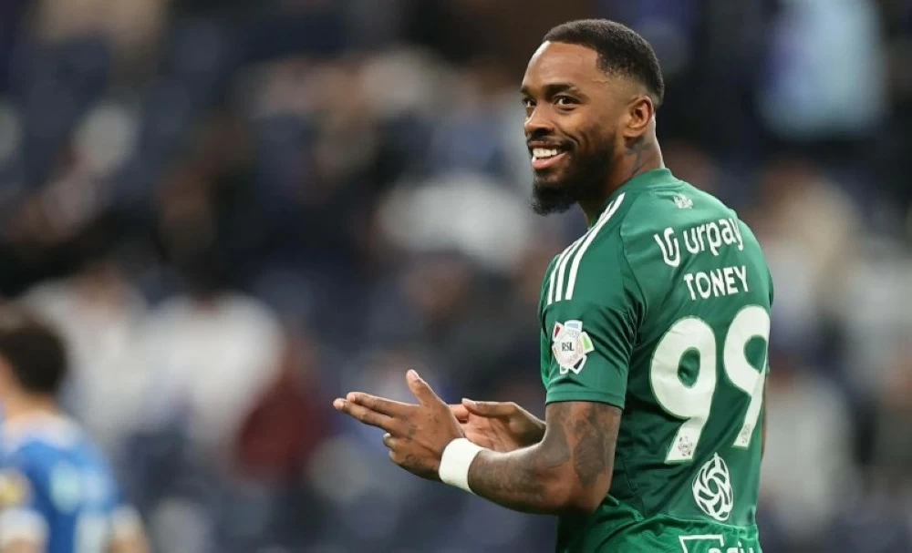 إيفان توني مهاجم الأهلي.