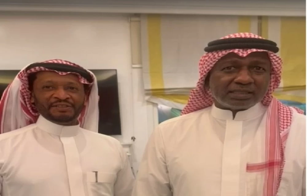 ماجد عبدالله ومحيسن الجمعان خلال حديثهما لـ«عكاظ».