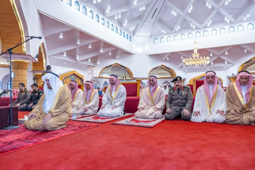 نائب أمير الشرقية يؤدي صلاة الاستسقاء مع جموع المصلين