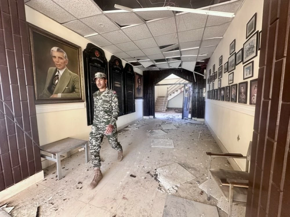 جندي باكستاني يسير في كلية كاديت التي تعرضت لهجوم من قبل مسلحين بالقرب من الحدود الأفغانية.