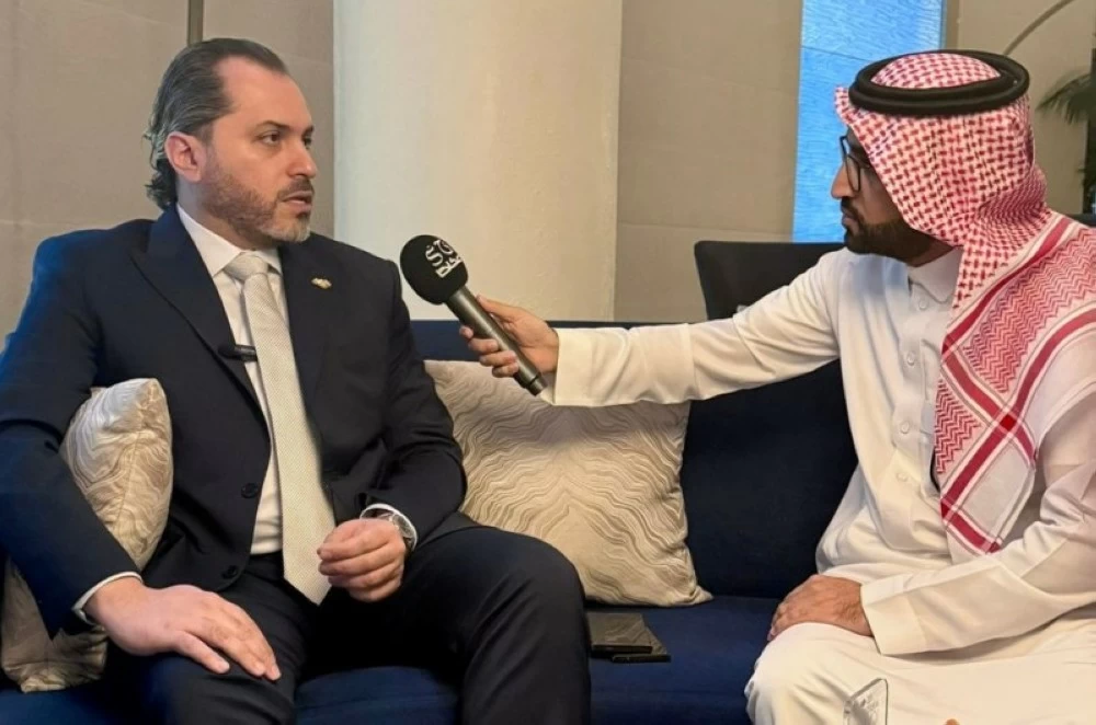 الزميل عبدالعزيز الشهري محاوراً وزير السياحة السوري مازن الصالحاني