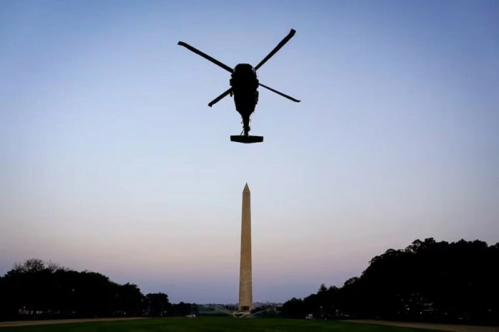 طائرة هليكوبتر بالقرب من نصب واشنطن التذكاري.