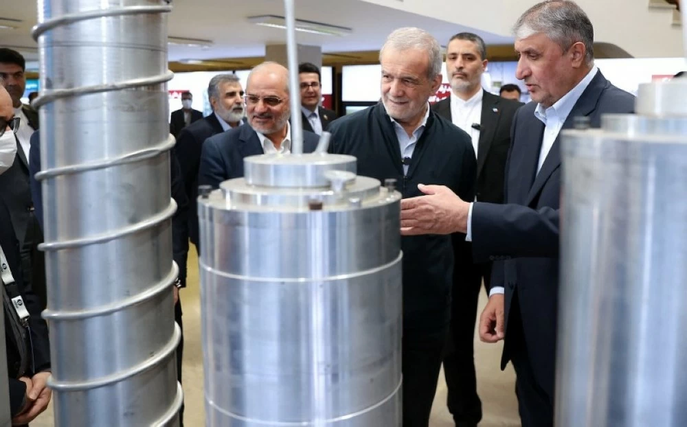  الرئيس الإيراني يزور  أحد المواقع النووية