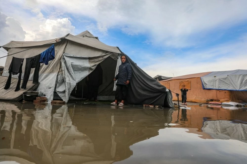 خيام نازحين أغرقتها مياه الأمطار الغزيرة في قطاع غزة. (إ ب أ)