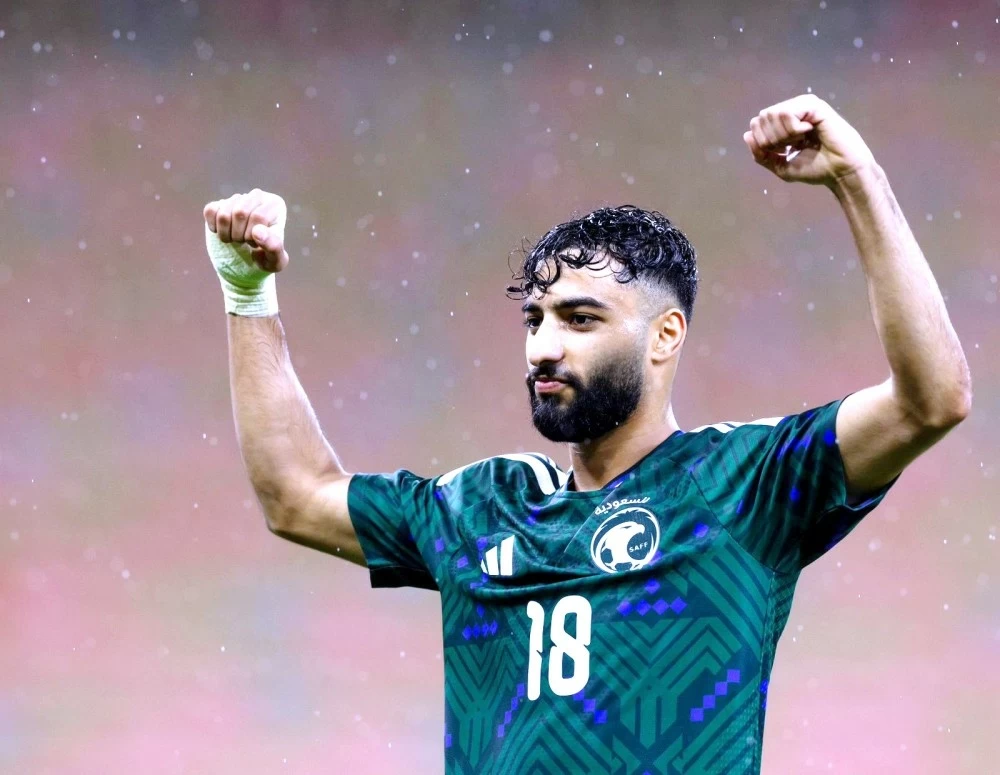 مهاجم المنتخب السعودي صالح أبوالشامات محتفلاً بالهدف الذي سجله في شباك ساحل العاج. (تصوير: المنتخب السعودي)