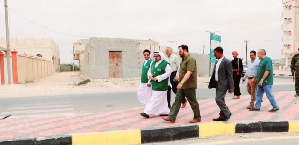 الوزير الحريزي ومسؤولون من البرنامج السعودي يتفقدون أحد مشاريع الطرق.
